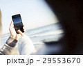 波打ち際の写真を撮る手元 29553670