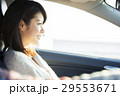 助手席に座る笑顔の20代女性 29553671