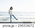 海沿いを散歩する20代女性 29553672