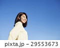 晴天の下笑顔の20代女性 29553673