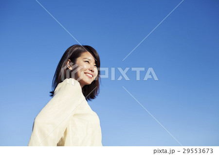 晴天の下笑顔の20代女性 晴天の下笑顔の20代女性 29553673
