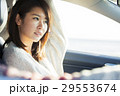 助手席に座る20代女性 29553674