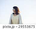 晴天の下笑顔の20代女性 29553675