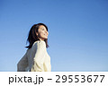 晴天の下笑顔の20代女性 29553677