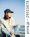 海沿いで海を眺める20代女性 29553678