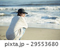 波打ち際でしゃがむ20代女性 29553680