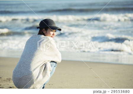 波打ち際でしゃがむ20代女性 波打ち際でしゃがむ20代女性 29553680