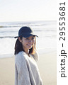 波打ち際で笑顔の20代女性 29553681