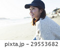 浜辺で微笑む20代女性 29553682