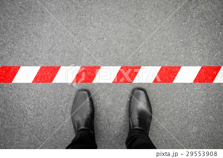 Black shoes standing at the red-white line 29553908