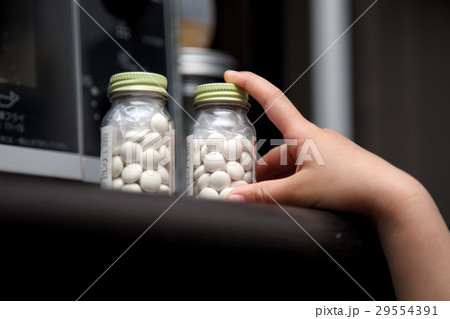 薬に手を伸ばす子供　ｲﾒｰｼﾞ 29554391