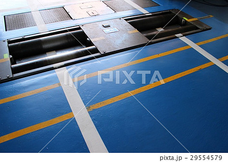 整備工場のリフト 29554579