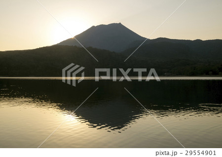 高千穂峰　宮崎県の御池からの夕景 29554901