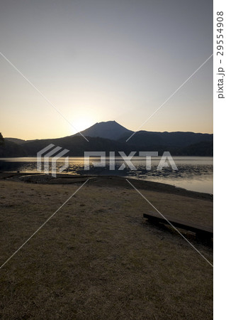 高千穂峰　宮崎県の御池からの夕景 29554908