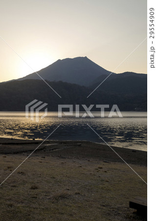 高千穂峰 宮崎県の御池からの夕景 高千穂峰 宮崎県の御池からの夕景 29554909