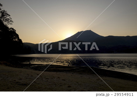 高千穂峰 宮崎県の御池からの夕景 高千穂峰 宮崎県の御池からの夕景 29554911