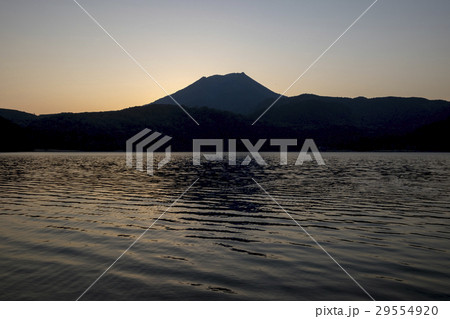 高千穂峰　宮崎県の御池からの夕景 29554920