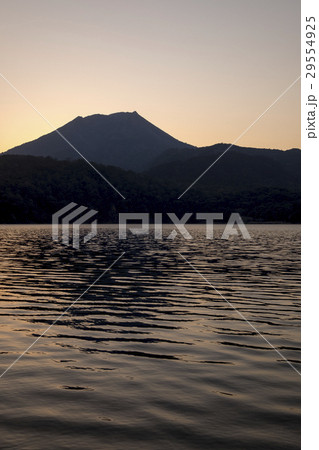 高千穂峰　宮崎県の御池からの夕景 29554925
