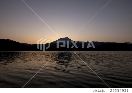 高千穂峰 宮崎県の御池からの夕景 高千穂峰 宮崎県の御池からの夕景 29554931
