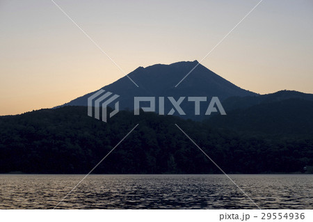 高千穂峰　宮崎県の御池からの夕景 29554936