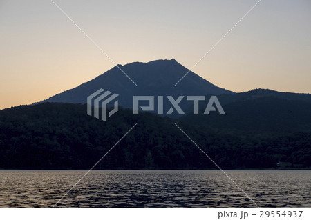 高千穂峰　宮崎県の御池からの夕景 29554937