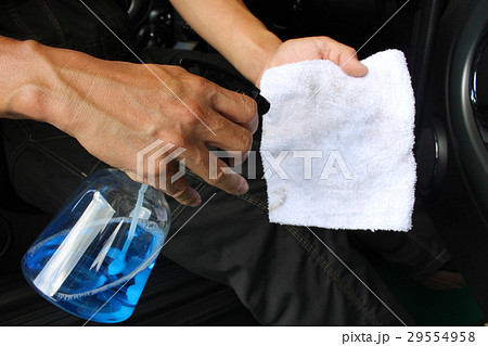車の中を掃除する男性 29554958