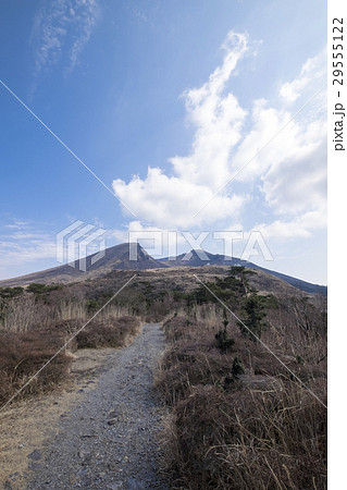 韓国岳と硫黄山　宮崎県のえびの高原 29555122