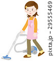 掃除機をかける女性 29555469