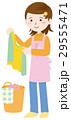 洗濯を乾す女性 29555471