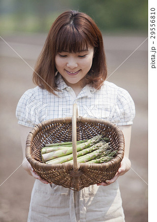 アスパラと女性 アスパラと女性 29556810