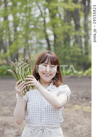 アスパラと女性 アスパラと女性 29556823