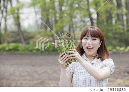 アスパラと女性 アスパラと女性 29556826