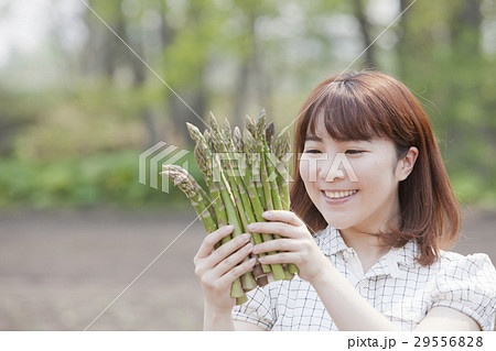 アスパラと女性 アスパラと女性 29556828