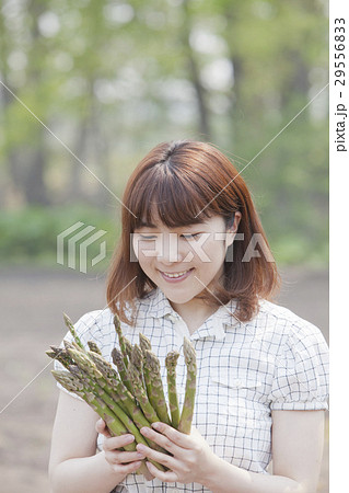 アスパラと女性 29556833