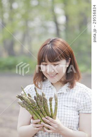アスパラと女性 29556834