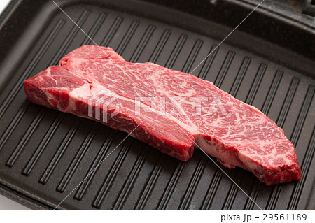 黒毛和牛の肩ロースステーキ　生肉 29561189
