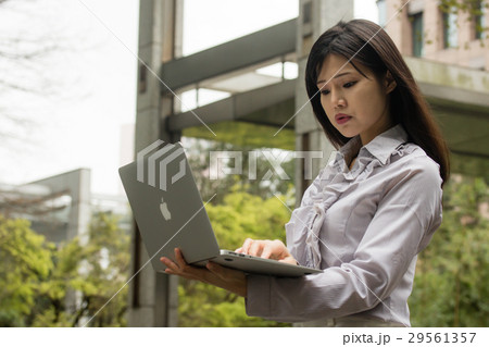 女性 メス 女の人 29561357