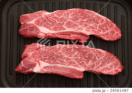 黒毛和牛の肩ロースステーキ 生肉 黒毛和牛の肩ロースステーキ 生肉 29561487