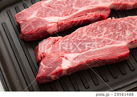 黒毛和牛の肩ロースステーキ　生肉 29561488