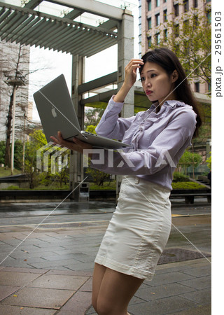 女性 メス 女の人 29561503