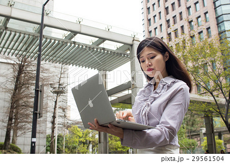 女性 メス 女の人 29561504