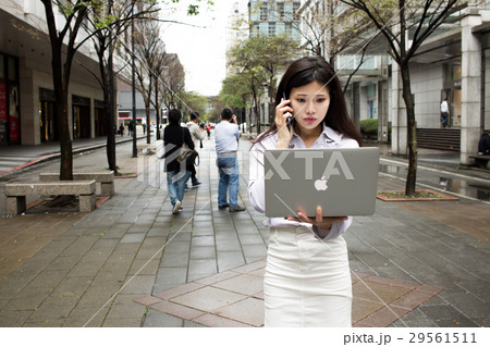 女性 メス 女の人 29561511