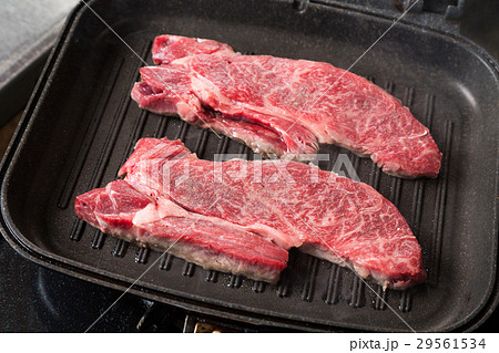 黒毛和牛の肩ロースステーキ 生肉 黒毛和牛の肩ロースステーキ 生肉 29561534