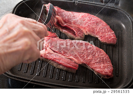 黒毛和牛の肩ロースステーキ 生肉 黒毛和牛の肩ロースステーキ 生肉 29561535