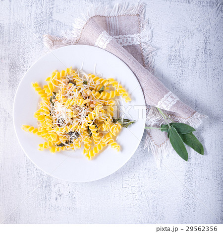 Pasta with garlic and sage 29562356