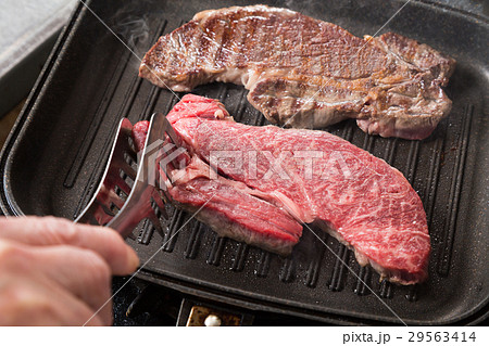 黒毛和牛の肩ロースステーキ 生肉 黒毛和牛の肩ロースステーキ 生肉 29563414