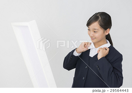 身だしなみをチェックする女子中学生 29564443