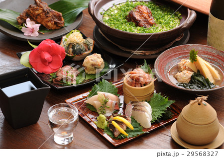 居酒屋 冷酒とおつまみの写真素材