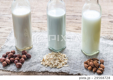 Different types of non-dairy milk 29568728