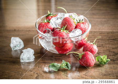 Fresh strawberries with ice cubes 29568861